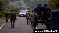 Vojnici KFOR-a patroliraju u blizini graničnog prelaza između Kosova i Srbije u Jarinju, 28. septembra 2021.