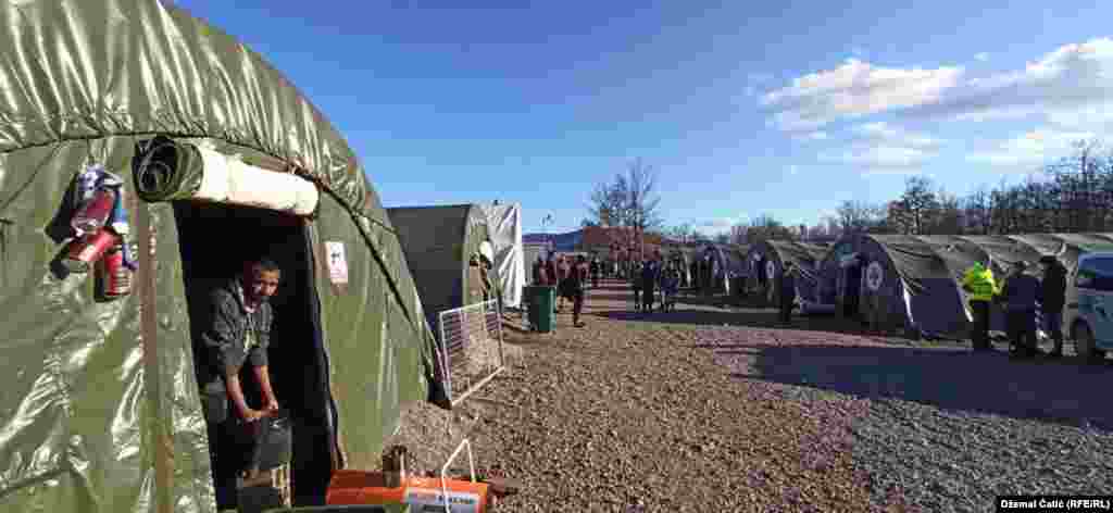 Dobar dio kampa Lipa izgorio je u požaru u decembru prošle godine. (Foto: Kamp "Lipa" 18 februara 2021.