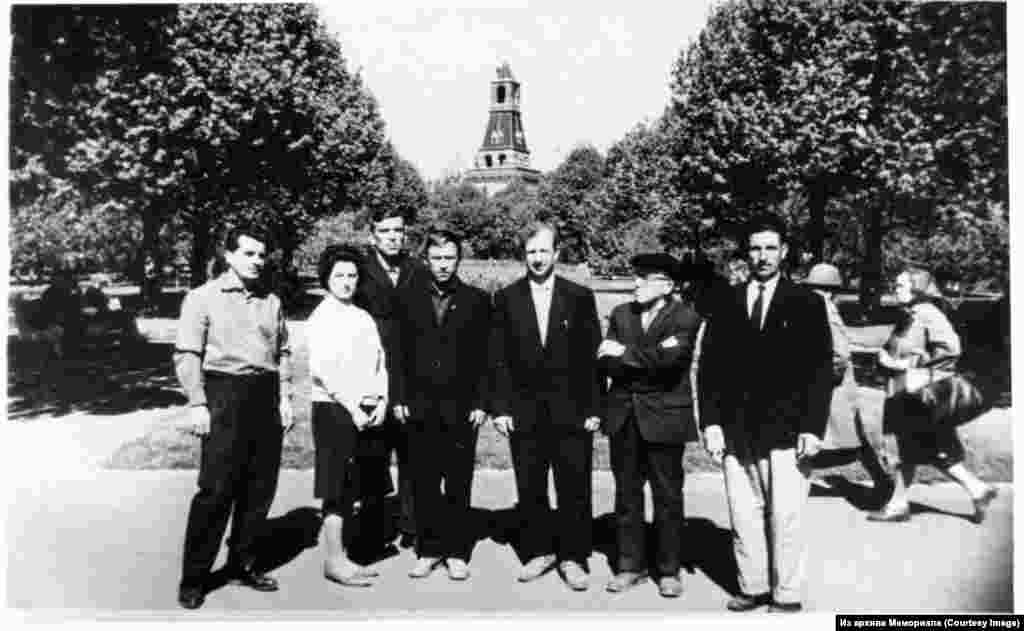 Делегаты крымских татар в Москве — начиная с 1960-х годов крымские татары отправляли своих представителей в Москву для переговоров с президиумом Верховного Совета СССР и другими официальными инстанциями о реабилитации крымских татар (реабилитированы самыми последними из депортированных народов — 5 сентября 1967) и их возвращении на Родину.