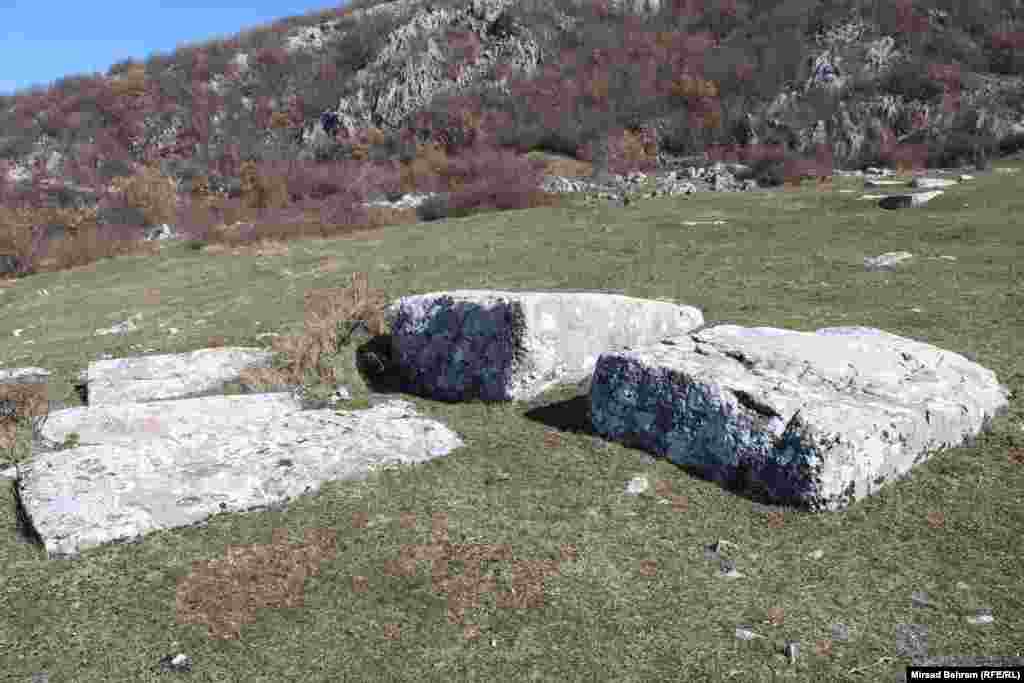 Nedostatak reljefnih motiva može se tumačiti na više načina. Stećci su nastajali uglavnom u srednjovjekovnoj bosanskoj kraljevini u periodu od kraja 12. do kraja 16. stoljeća. Prvi su obično bili u najjednostavnijim oblicima, dok se kasnije javljaju i složeniji oblici. Međutim, to može biti i statusni simbol, jer je izgraditi stećak u to vrijeme bilo jako skupo, pa su reprezentativnije stećke gradili samo imućniji ljudi, objasnio je za RSE doc.dr. Adis Zilić, profesor srednjovjekovne historije na Fakultetu humanističkih nauka Univerziteta “Džemal Bijedić”.