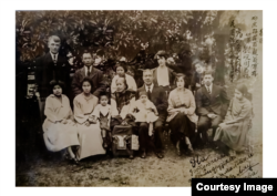 ამ ფოტოზე ლიუ ცზიუნჩჟოუს ოჯახის ბოლო წელია საქართველოში. შუაში მალის ბებია და ბაბუა არიან. ბაბუის გვერდით - დედ-მამა.