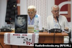 Євген Сверстюк та Василь Овсієнко на презентації книги «Василь Стус: Поет і Громадянин. Книга спогадів та роздумів», Київ, 20 серпня 2013 року