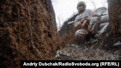 Український солдат в окопі на передовій позиції української армії під Золотим-4, лютий 2020 року