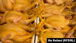 შეღებილი ქათმის ხორცი „დეზერტირების ბაზრის“ მიმდებარედ