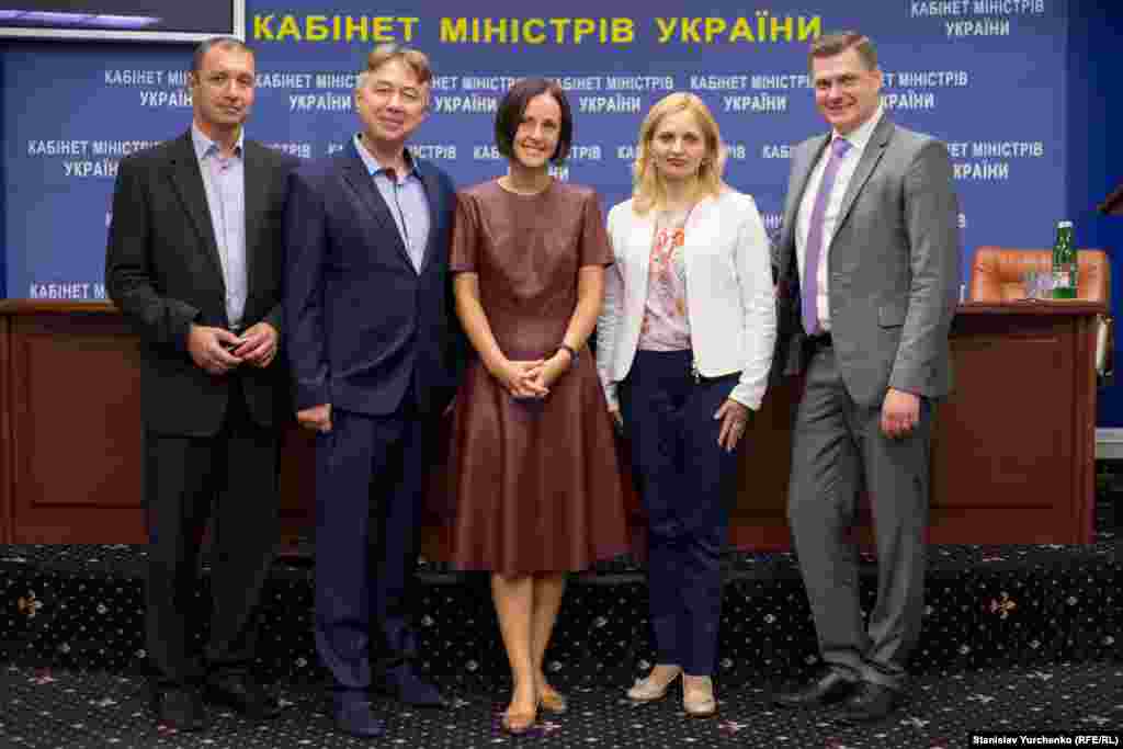 (Зліва направо) Володимир Притула, керівник кримського проекту Радіо Свобода «Крим.Реалії»; Олександр Янковський, керівник теле-радіопрограм «Крим.Реалії»; Катерина Некречая, продюсер «Крим.Реалії»; Мар’яна Драч, директор Української редакції Радіо Свобода, та Сергій Костинський, член Національної ради України з питань телебачення і радіомовлення. Київ, 22 вересня 2015 року