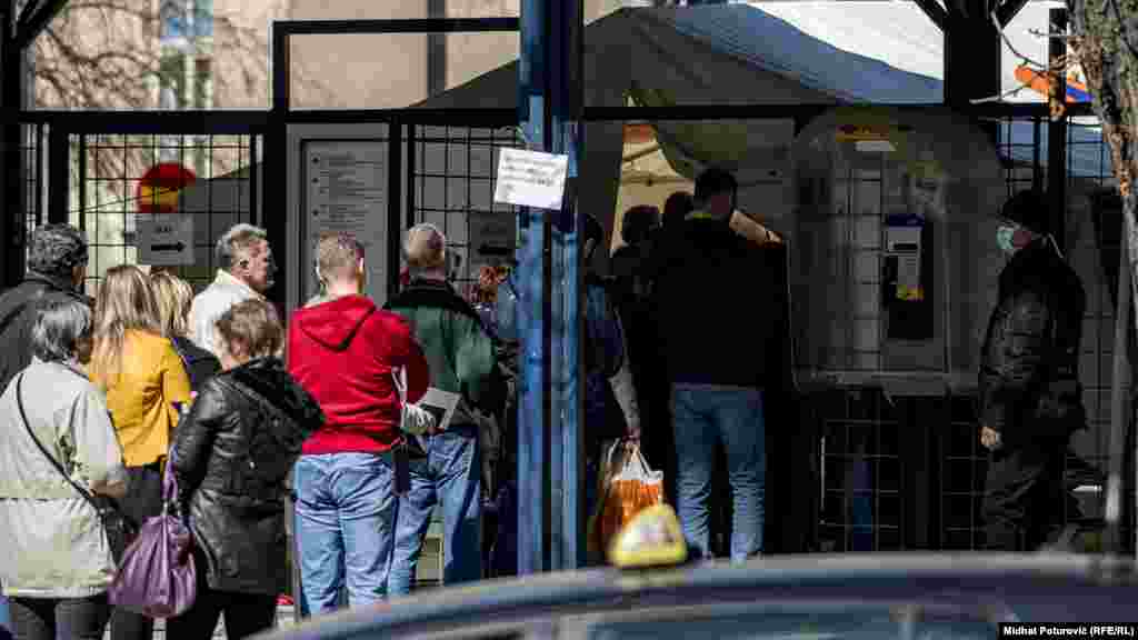 Ispred Univerzitetskog kliničkog centra u Sarajevu, 16. mart 2020.