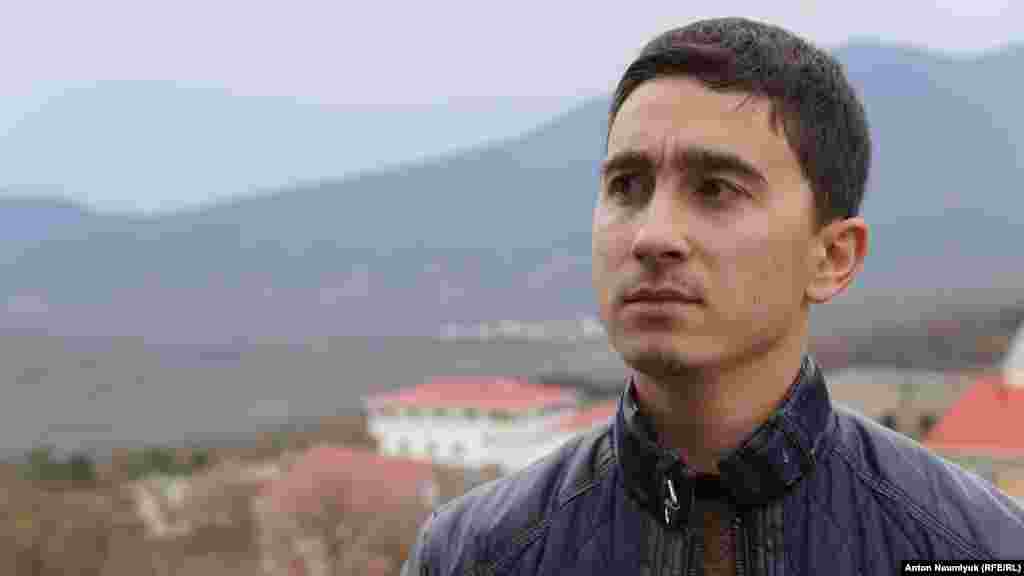 «Посмотрите, сколько людей сегодня собралось. Это говорит о том, как наш народ реагирует на давление, которому подвергается. Мы молимся об освобождении наших заключенных, о прекращении давления на крымских мусульман, на крымских татар. Но в Коране сказано: «За тягостью следует легкость». Мы дождемся этого», – рассказал координатор организации «Крымская Солидарность» Дилявер Меметов