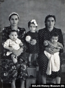 იაკუბის დები, ფადიმანი და დებიხანი, შვილებთან ერთად, 1956 წელი