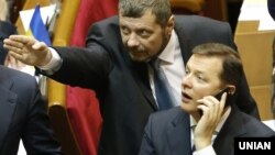 Народні депутати від Радикальної партії (зліва направо): Ігор Мосійчук та лідер Радикальної партії Олег Ляшко під час засідання Верховної Ради України. Київ, 16 березня 2016 року