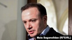 ირაკლი ზარქუას არ აუხსნია, თუ როგორ გულისხმობს „უაზროდ განწირულობა“ „გმირობას“.