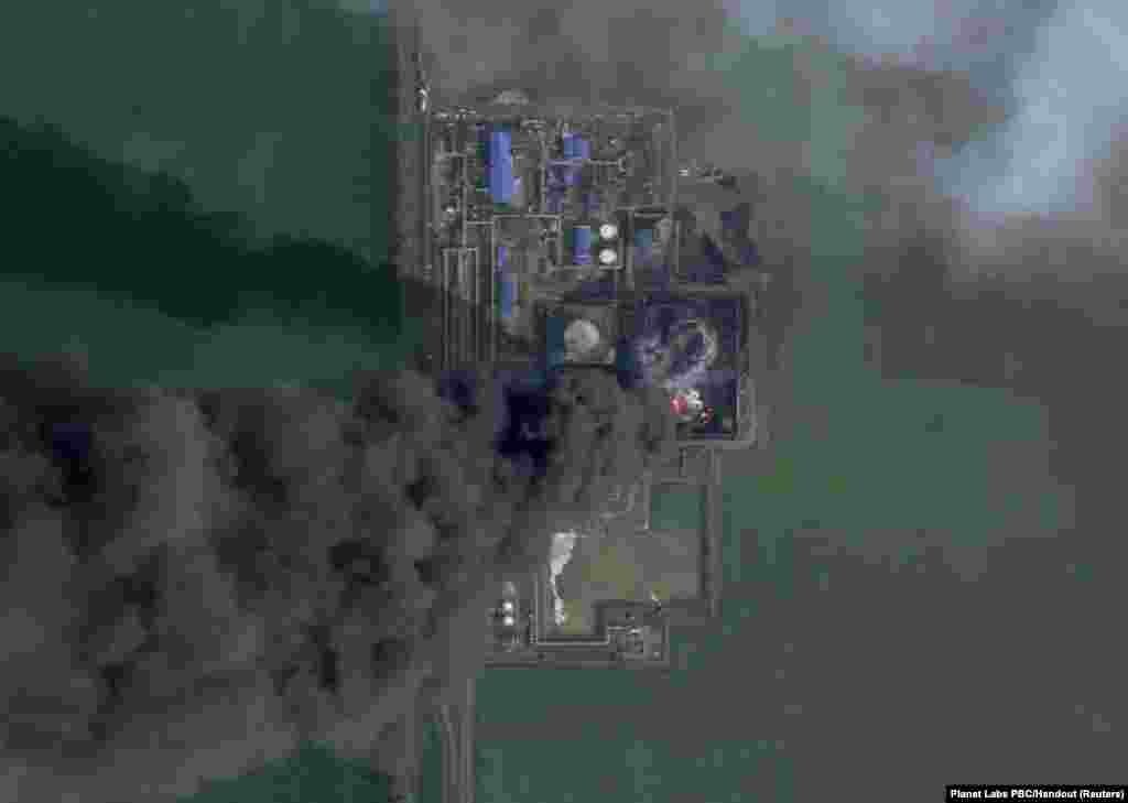 Naftno skladište Kavkazskaja, u ruskom Krasnodarskom kraju, gori nakon napada dronovima 19. marta. Ruske vlasti su pripisale napad Ukrajini.Depo je 24. marta i dalje bio u plamenu.