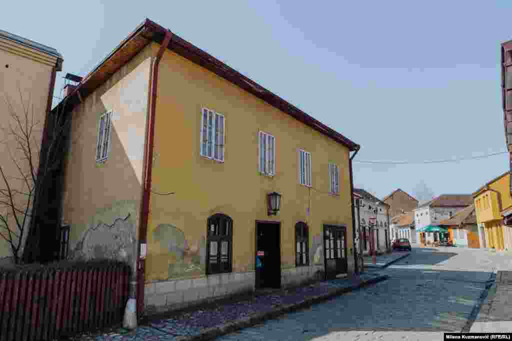 Ova zgrada zvana „Kovačev han“ je jedna od najnačajnijih građevina u Tešnjaru. Podignuta je pre 1879. godine jer se prema jednom sačuvanom dokumentu kaže: „Na licu čaršije je jedna meana po planu II klase u kojoj meani ima sedam odeljenja i jedna lebna furuna sve zidano od tvrdog materijala i vredi ova meana 5.000 dinara, vlasništvo Marka Božića, kovača iz Valjeva 12. novembar 1879. godina.“