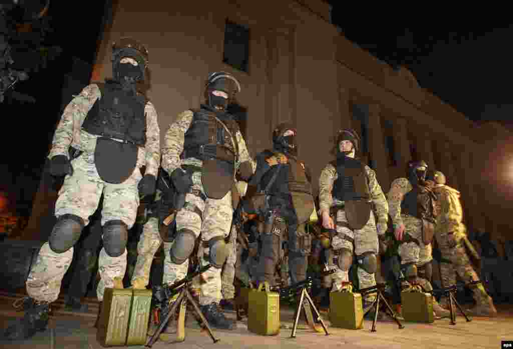 Управління державної охорони провело нічні спеціальні тренування в урядовому кварталі. На фотографії бійці біля будівлі Верховної Ради України, 1 травня 2014 року. БІЛЬШЕ ПРО ЦЕ 