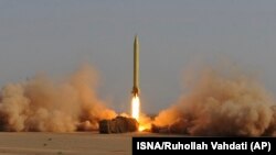 این تصویر پرتاب یک موشک شهاب-۳ را در جریان یکی از رزمایشهای سالهای اخیر ایران نشان میدهد؛ طبق قطعنامه ۲۲۳۱ شورای امنیت سازمان ملل که در پیوند با توافق هستهای صادر شده، تحریمهای تسلیحاتی سازمان ملل علیه جمهوری اسلامی در اکتبر ۲۰۲۰ به پایان خواهد رسید.