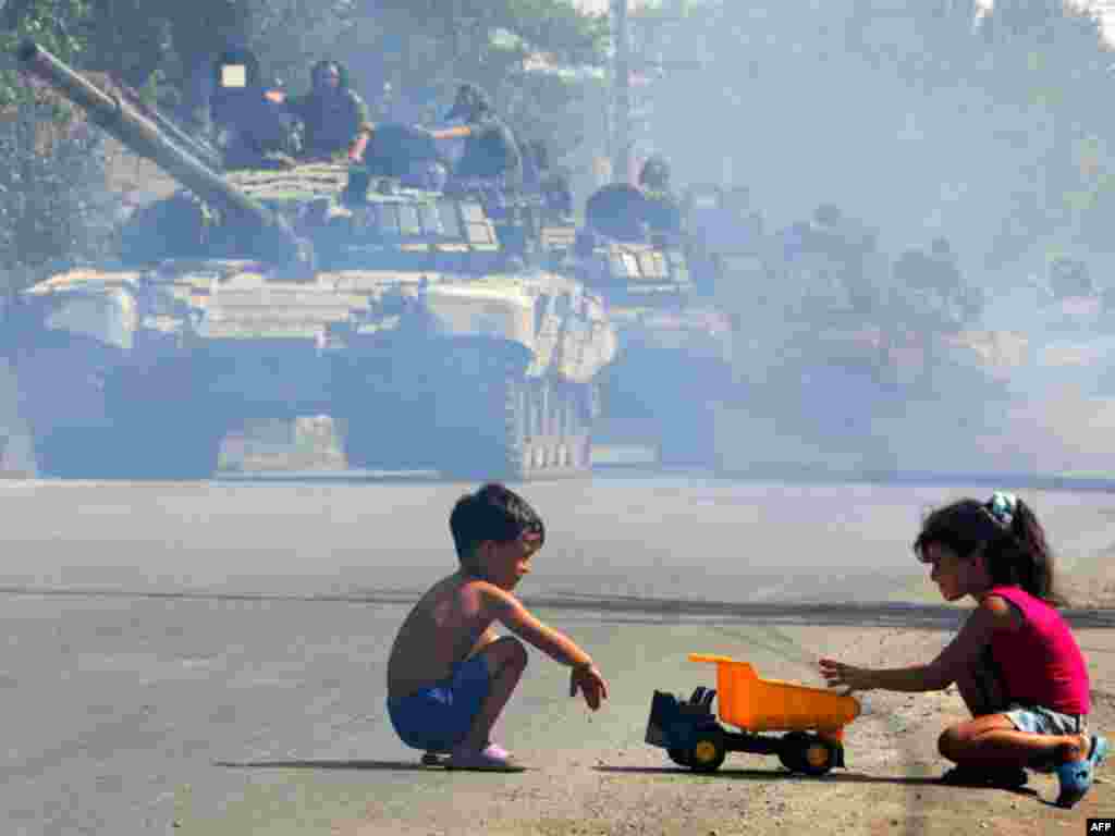 Ruski tenkovi kreću se kroz Chinvali u avgustu 2008. Početkom avgusta 2008., snage Južne Osetije započele su granatiranje gruzijskih sela, a gruzijske snage su im uzvratile. Svaka strana optužila je drugu za pokretanje nasilja. Gruzija je 7. avgusta poslala trupe i pokušala da povrati kontrolu nad Južnom Osetijom. Moskva je brzo odgovorila tenkovima i velikim trupama, porazivši gruzijske trupe i zauzevši brojne gradove prije prekida vatre 12. avgusta.