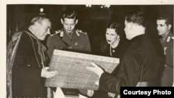 Regele Mihai și Regina Mamă Elena în vizită la o catedrală catolică din Ardeal în anii celui de-al doilea război mondial.