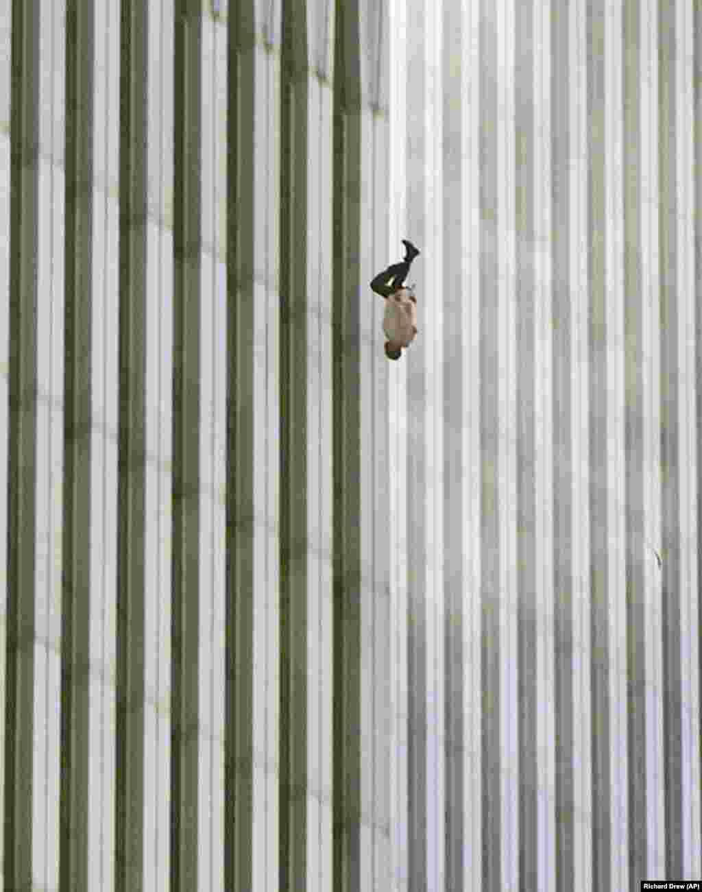 Кадр «Падающего человека» свидетельствует об отчаянии и трагедии того дня, показывает безнадежность, перед которой оказались люди в ловушке горящих башен