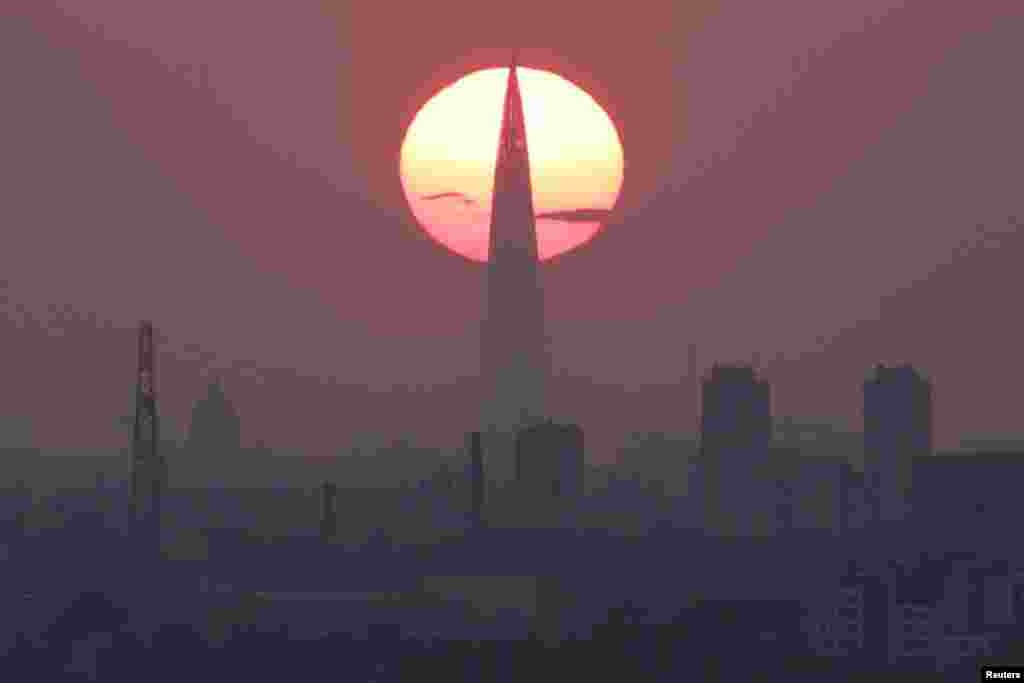 Sunce zalazi iza poslovnog tornja Lakhta Centra tokom vrelog dana u Sankt Peterburgu, Rusija.