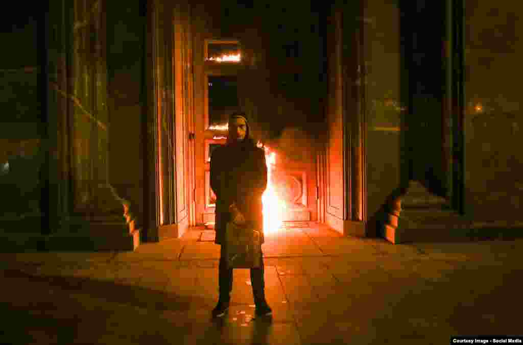 "Он просто стоял, ничего не говоря, не делая никаких заявлений. Он был очень спокоен". Метаданные камеры показывают, что между первой и последней фотографией, когда рука человека в форме выхватила камеру, прошло 17 секунд. "Мы повторяли, что мы журналисты, но меня прижали к стене, а Владимира повалили на землю".