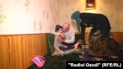 Maryam Šoeva s djedom i bakom u Dušanbeu nakon višemjesečnih napora vlasti Tadžikistan da vrate djevojčicu kući, Radiol Ozodi, RFE/RL