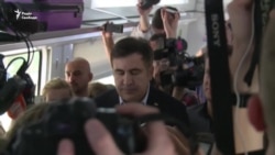 Потяг, в якому їде Саакашвілі, затримали (відео) Потяг, в якому їде Саакашвілі, затримали (відео)