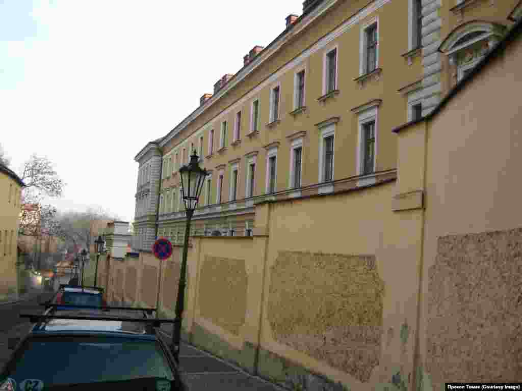 Здание бывшей военной тюрьмы, где содержались участники процесса Сланского -  Kapucínská 314/2. Позже здесь располагалась нелегальная разведка.