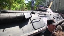 Протести у Вірменії: на вулицях з'явилася військова техніка Протести у Вірменії: на вулицях з'явилася військова техніка