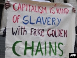 Parola na demonstracijama "Okupirajmo Volstrit" koje su se proširile i po Evropi, London, 17. oktobar 2011.