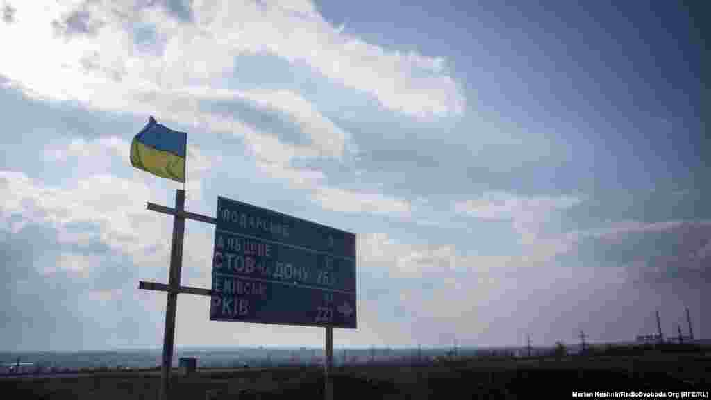 Дорога не Дебальцево. От этого знака всего 15 километров до города, где в феврале 2015 погибло много бойцов украинской армии. Впоследствии высшее руководство назовет это успешной операцией по выводу войск. Теперь это место – одна из опорных точек линии соприкосновения в районе Светлодарской дуги