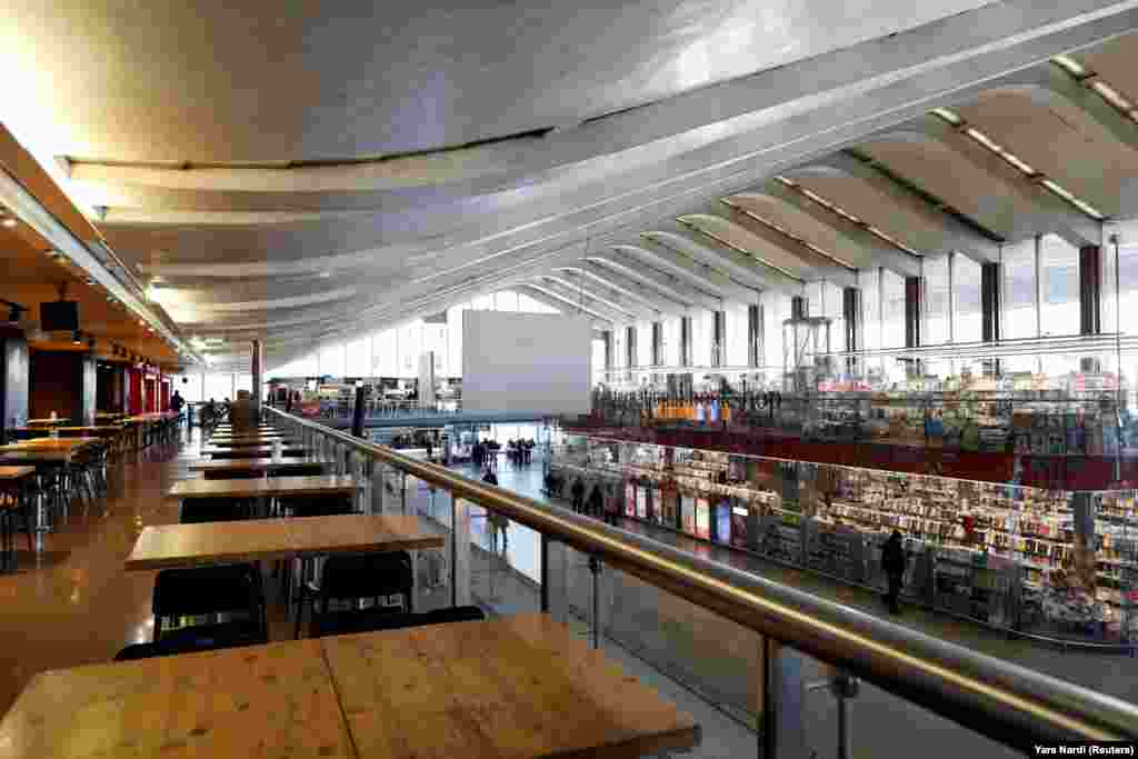 Ova inače veoma prometna železnička stanica u Rimu, skoro sasvim je prazna, jer su putovanja i izlasci na ulicu strogo ograničeni od kada je uveden karantin na celoj teritoriji Italije. 