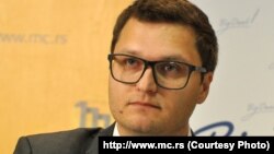 Ispred svakog biračkog mesta viđali smo okupljene grupe ljudi: Raša Nedeljkov