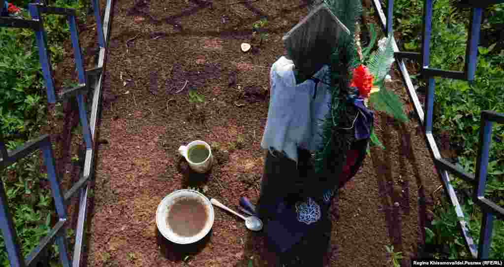 Чуваши оставляют для покойных еду, напиток (раньше традиционное пиво) и ложку. 