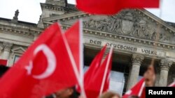 Демонстранти з турецькими прапорами протестують біля Бундестагу, 1 червня 2016 року