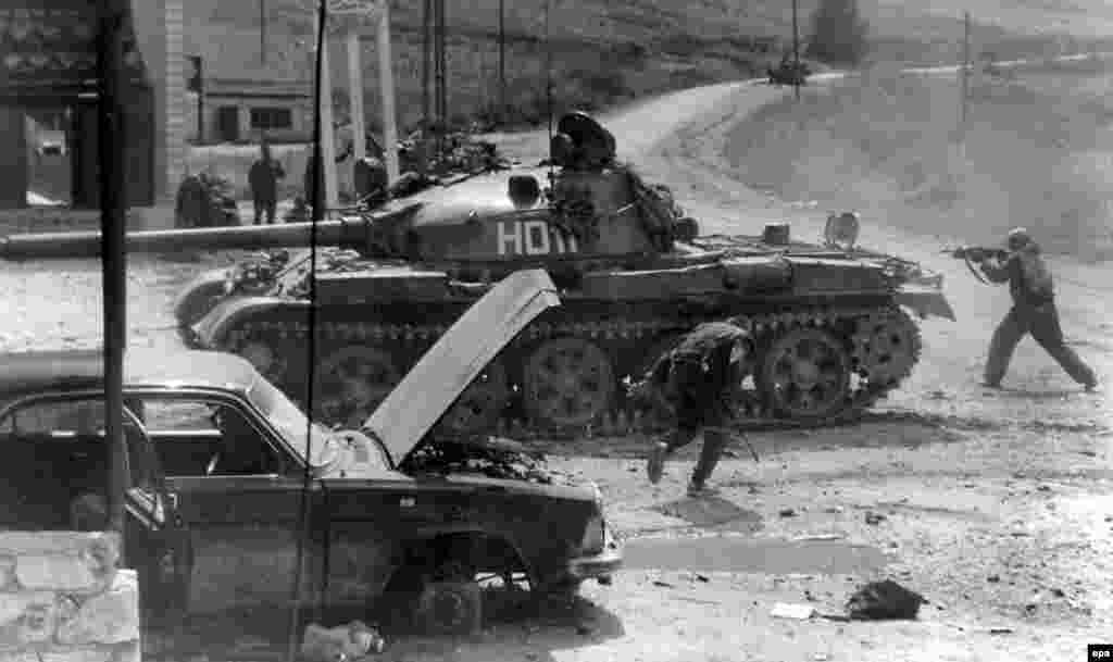 Ruski vojnici u sukobu sa militanima nakon što su pobunjenici prešli u susjedni Dagestan i izveli napade, što je jedan od okidača drugog postsovjetskog rata u Čečeniji.