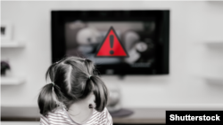 Judita Popović kaže kako su programski sadržaji problematični i kao primer navodi TV Pink koja, kaže, "za prošlu godinu nije imala dečiji program, naučno-obrazovni, kulturno-umetnički..".