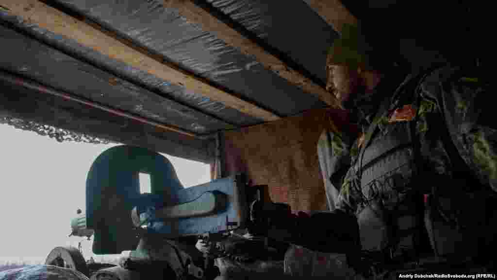 Военные установили на позиции пулемет «Максим». Они говорят, что оружие хоть и старое, но по дальности и меткости стрельбы превосходит стандартное стрелковое оружие.