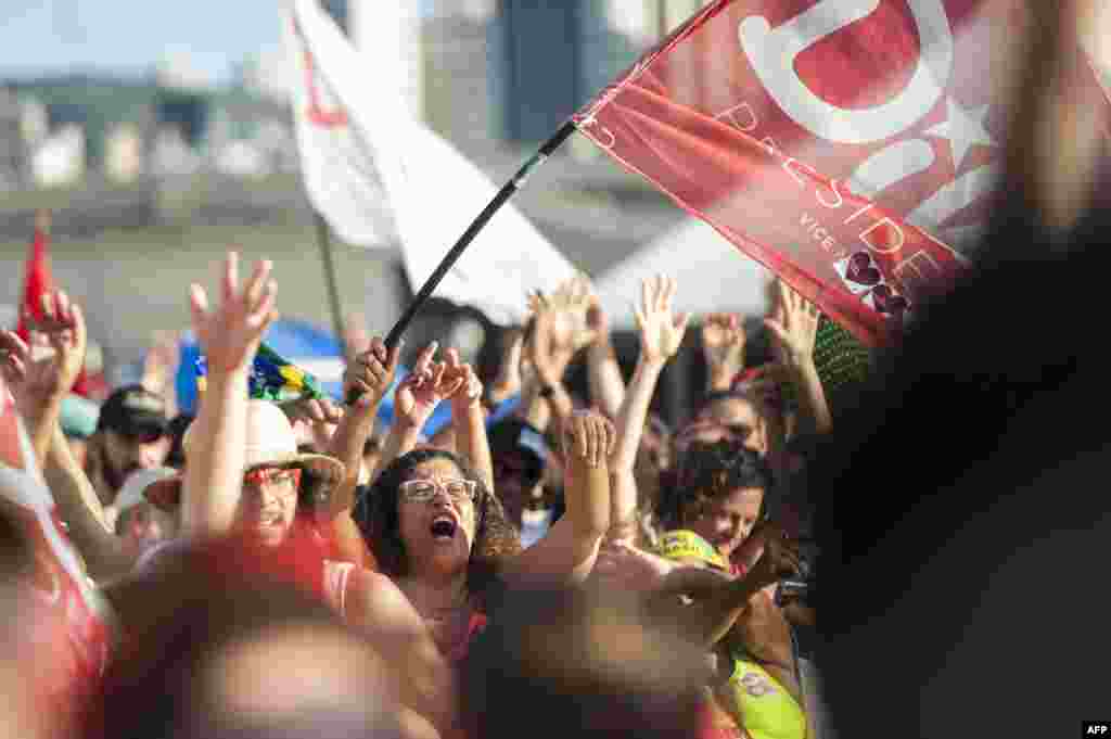 Правительство Русеф и правящая Партия Трудящихся в последние годы наращивали госрасходы и вели протекционистскую политику в отношении бразильской экономики. В результате темпы роста экономики страны значительно снизились На фото – сторонники президента на демонстрации в Белу-Оризонти