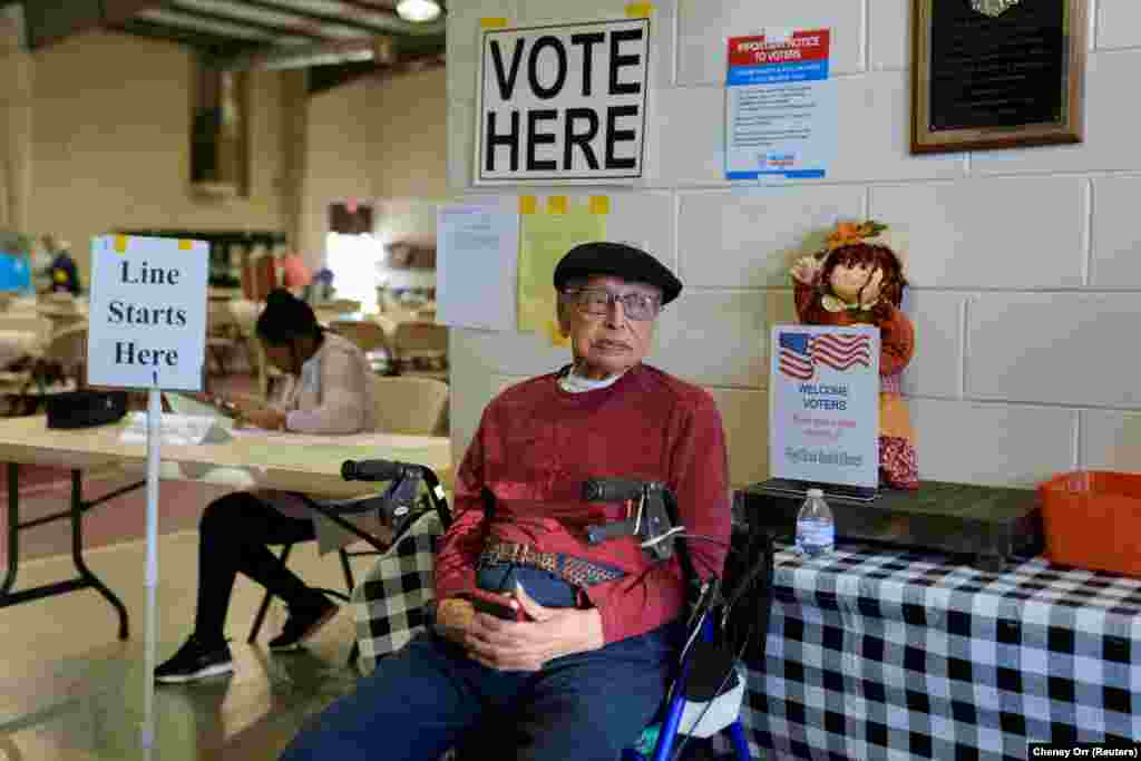 101-летний Билл Эрнандес уже отдал свой голос и сейчас сидит в баптистской церкви на Флойд-роуд в Остелле, штат Джорджия, 5 ноября 2024 года. 5 ноября ФБР заявило, что избирательные участки в нескольких штатах США стали объектами угроз взрывов. Многие, похоже, поступают из российских доменов. Из-за этих угроз были эвакуированы по меньшей мере два избирательных участка США в штате Джорджия, сообщили чиновники. Обе снова открылись примерно через 30 минут, и местные власти начали добиваться судебного распоряжения о продлении времени для голосования, чтобы наверстать время, потерянное во время эвакуации. Госсекретарь штата Джорджия Брэд Раффенспергер заявил, что за угрозами взрывов стоит вмешательство России  