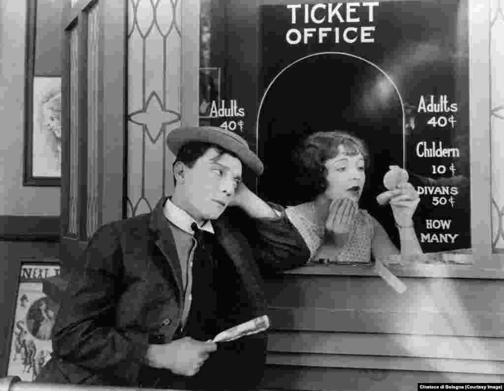 В этом году начался большой проект: реставрация комедий с Бастером Китоном. Чтобы вернуть фильму первоначальный вид, приходится сравнивать десятки копий, хранящихся в архивах по всему миру. Кадр из фильма "Шерлок младший", восстановленного и показанного на главной площади Болоньи в сопровождении городского симфонического оркестра. Бастер Китон играет киномеханика, мечтающего стать сыщиком