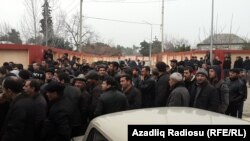 Эътирозгарон дар шаҳри Оқсу