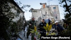 Рятувальники на місці одного з завалів, Албанія, 26 листопада 2019 року