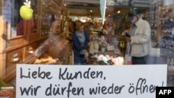 U Nemačkoj je trgovinama površine do 800 kvadratnih metara zajedno sa autosalonima, prodavnicama bicikala i knjižarama dozvoljeno da ponovo rade (fotografija iz Ludvigzburga, 20. aprila)