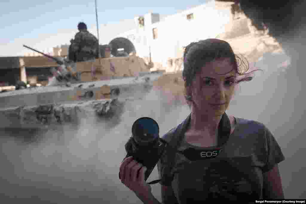 Бероева в командировке в Сирии. Пока они сидели в баре, Роменский принял внезапное решение пригласить Бероеву на загадочную встречу в кафе "Шоколадница". Бероева вспоминает, что примерно через 20 минут пришел Павленский и сел в другом конце зала: "С нами он не говорил и еды никакой не заказывал. Просто подождал минут 10, затем встал и вышел. А мы пошли за ним".