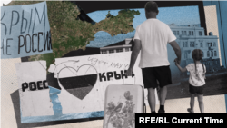 Семья крымчан покидает аннексированный РФ Крым. Коллаж