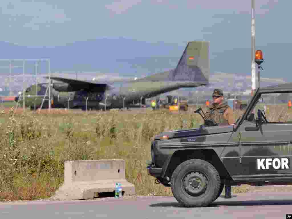Prvi kontingent njemačkih vojnika, njih 600, stiglo je na Kosovo kako bi osiguravali mir u toj zemlji, 03.08.2011. Foto: AP / Visar Kryeziu
