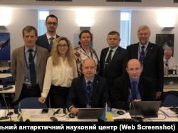 Леонид Пшеничнов (стоит в центре), биолог