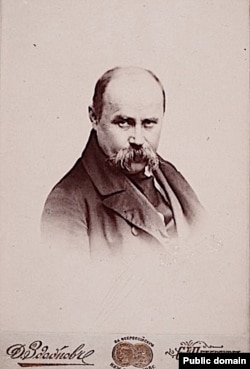 Портрет Тараса Шевченка фотографа М. Досса, відтворений після смерті фотографа з його плівки в ательє Д. Здобнова (зберігається в фондах Національного музею Тараса Шевченка, місто Київ). З цього портрета писали свої варіанти зображень поета на полотні художники І. Рєпін (Ріпин), М. Гаврилко, В. Касіян, Ф. Красицький та інші