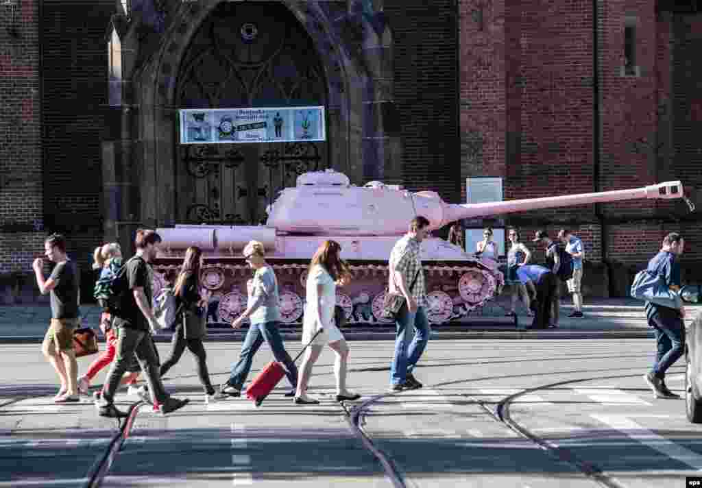 "Розовый танк" – скульптура чешского художника Давида Черны, сделанная им после вывода советских войск из Чехословакии. Сейчас скульптура находится в экспозиции Моравской галереи. 