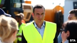 Кметът на София Васил Терзиев на ремонта на „Опълченска“. Снимката е от юли 2024 г.