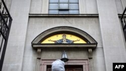 Vernica izlazi iz crkve u Beogradu